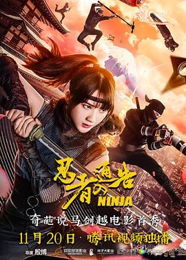 ”照片中佟丽娅身穿白色T恤搭配印花半身裙，笑容甜美，清新可人。