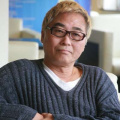 她不再是那个单纯的乡村少女，而是一个身怀绝技、性格复杂的江湖女侠。