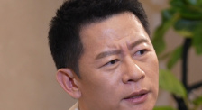 何群追悼会：陈宝国眼泛泪花 张艺谋大赞其人品 2017-01-04 2017年01月04日，北京，何群导演追悼会。